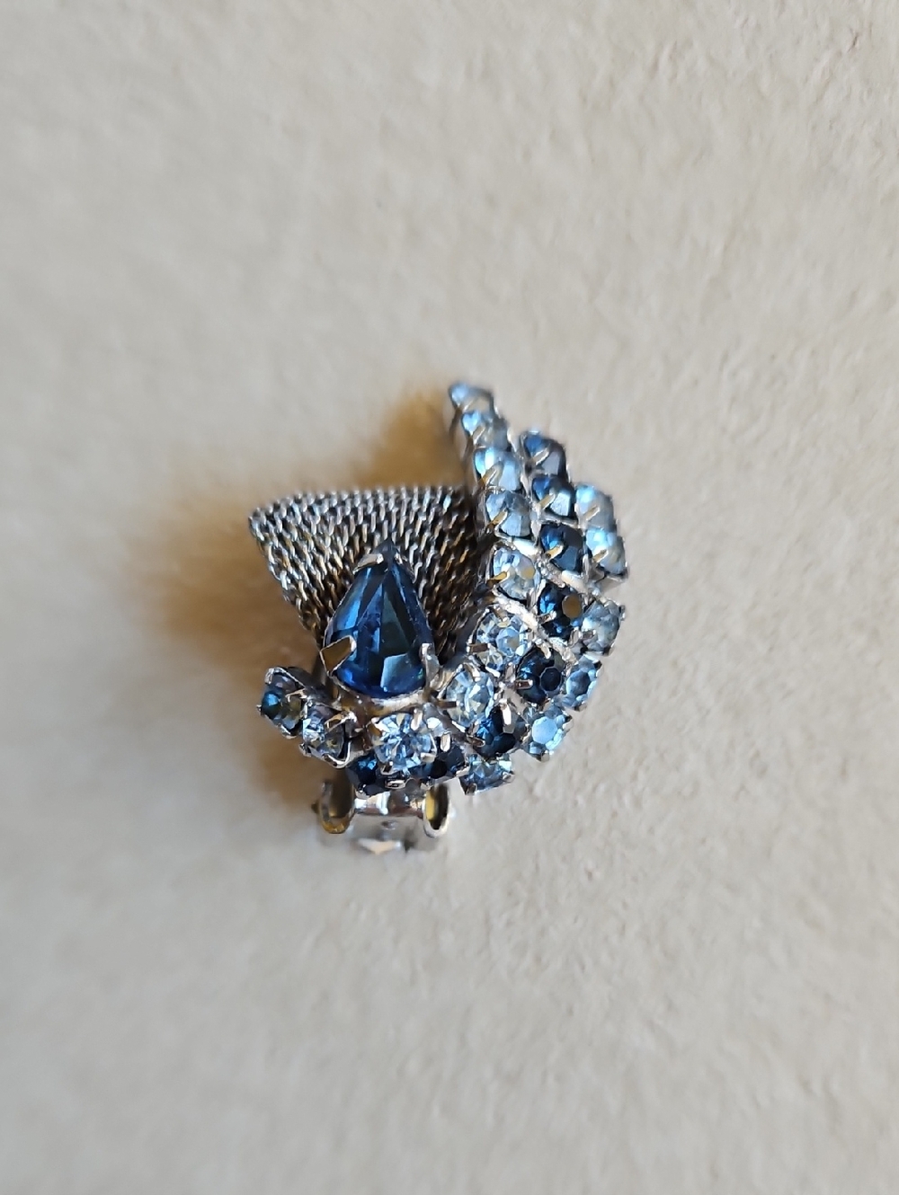 Vintage MCM Blue Ombre Rhinestones Prong Set Silver Tone Clip On Earrings - Picture 1 of 9